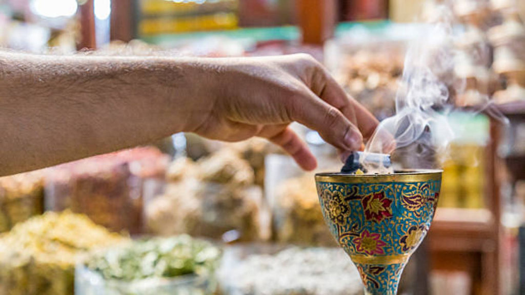 How to Burn Bakhoor: A Step-by-Step Guide to Perfuming Your Space